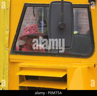 Die Queen und Prinz Philip GENIESSEN SIE EINE FAHRT AUF DER GELBEN ENTE BUS IN LIVERPOOL VOR DEM VERLASSEN DES ALBERT DOCK AUF IHRER JUBILÄUMS TOUR Stockfoto