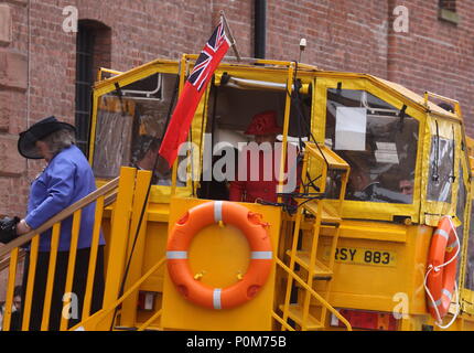 Die Queen und Prinz Philip GENIESSEN SIE EINE FAHRT AUF DER GELBEN ENTE BUS IN LIVERPOOL VOR DEM VERLASSEN DES ALBERT DOCK AUF IHRER JUBILÄUMS TOUR Stockfoto