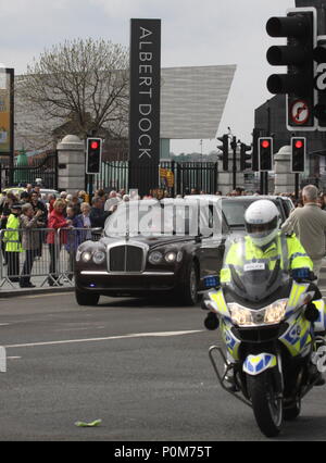 Die Queen und Prinz Philip GENIESSEN SIE EINE FAHRT AUF DER GELBEN ENTE BUS IN LIVERPOOL VOR DEM VERLASSEN DES ALBERT DOCK AUF IHRER JUBILÄUMS TOUR Stockfoto