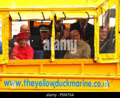 Die Queen und Prinz Philip GENIESSEN SIE EINE FAHRT AUF DER GELBEN ENTE BUS IN LIVERPOOL VOR DEM VERLASSEN DES ALBERT DOCK AUF IHRER JUBILÄUMS TOUR Stockfoto