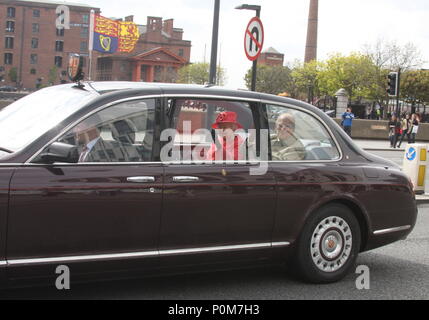 Die Queen und Prinz Philip GENIESSEN SIE EINE FAHRT AUF DER GELBEN ENTE BUS IN LIVERPOOL VOR DEM VERLASSEN DES ALBERT DOCK AUF IHRER JUBILÄUMS TOUR Stockfoto