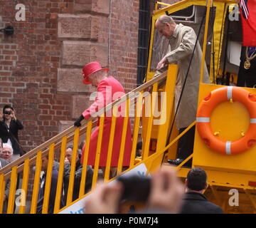 Die Queen und Prinz Philip GENIESSEN SIE EINE FAHRT AUF DER GELBEN ENTE BUS IN LIVERPOOL VOR DEM VERLASSEN DES ALBERT DOCK AUF IHRER JUBILÄUMS TOUR Stockfoto