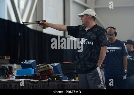 Armee 1 Sgt. Phillip Hanback vom Team "SOCOM" konkurriert in der luftpistole offene Wettbewerb während der 2018 Krieger Spiele in der Air Force Academy in Colorado Springs zum 5. Juni 2018 statt. Hanback würde Dritten den ersten Platz gewinnen. Im Jahr 2010 erstellt, der DoD-Krieger spiele Verwundeten, Kranken und Verletzten service Mitglieder und Veteranen, die paralympic-style Sport vorstellen. Krieger Spiele präsentiert die federnde Geist der heutigen Verwundete, Kranke oder Verletzte service Mitglieder aus allen Bereichen des Militärs. Diese Athleten haben erheblichen körperlichen Verletzungen und Verhaltensstörungen zu überwinden und zu beweisen, dass das Leben weiterhin nach Beco Stockfoto