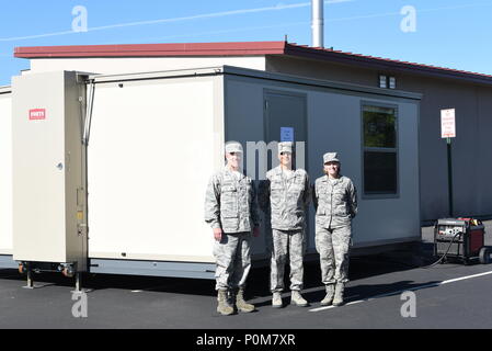 .S. Air Force Major Kraig Kroeker, 173Rd Fighter Wing Kaplan, Tech. Sgt. Manuel Garcia und Senior Airman Amber Powell, 173Rd FW Kaplan Assistenten, Posieren vor der neuen taktischen Bereich religiöse Unterstützung Kit, das Büro eines mobilen Kaplan Juni 3, 2018 an Kingsley Feld in Klamath Falls, Erz Die TFRSK erlaubt die Kapläne Büro Wachposten zu unterstützen, während sie im Feld und ist der erste in Oregon. (U.S. Air National Guard Foto von älteren Flieger Adam Smith) Stockfoto