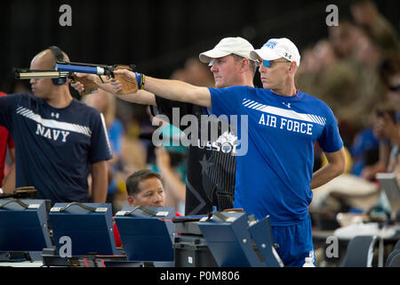 Air Force Special Agent Bill Lickman, Vorderseite und Special Operations Command veteran Erster Sgt. Phillip Hanback Feuer Luftgewehr während der 2018 DoD Krieger Spiele Wettbewerb in der Air Force Academy in Colorado Springs, Colo. Juni 5, 2018. (DoD Foto von EJ Hersom) Stockfoto