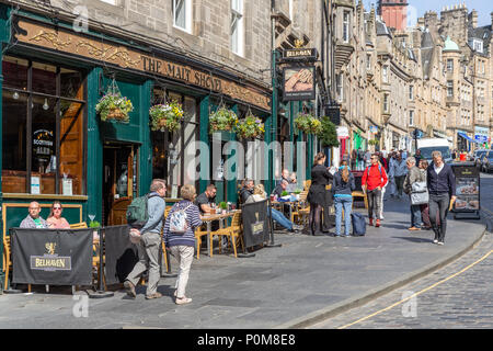 Pub in der Nähe von Edinburgh Waverley Station mit den Menschen auf der Terrasse Stockfoto