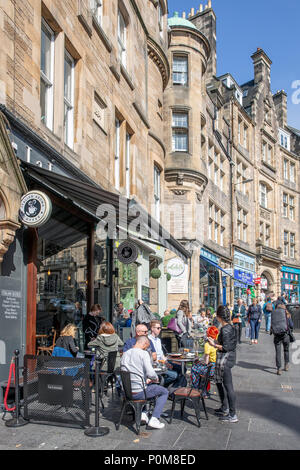 Restaurant in der Nähe der Bahnhof Edinburgh Waverley mit Menschen auf der Terrasse Stockfoto