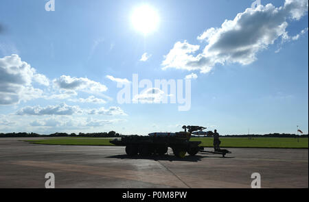 Us Air Force Piloten auf die 345 Expeditionary Bomb Squadron entladen sechs inert Mark 62 Quickstrike Minen an RAF Fairford, England, Juni 2, 2018 zugeordnet. Zwei B-1B Lancers zu Dyess Air Force Base, Texas zugeordnet, ließ die Minen, während in der Übung, die Ostsee ist eine jährliche, multinationale Übung entwickelt, die Interoperabilität zu verbessern und zu demonstrieren, die NATO und Partner force Lösung der Baltischen Region zu verteidigen. (U.S. Air Force Foto von älteren Flieger Emily Copeland) Stockfoto