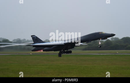 Ein US Air Force B-1B Lancer an die 345 Expeditionary Bomb Squadron zugewiesen ist, in Unterstützung der Übung Baltic Operations bei RAF Fairford, England, 2. Juni 2018. Zwei B-1B Lancers zu Dyess Air Force Base, Texas zugeordnet, ließ 12 inerte Mark 62 Quickstrike Minen während in BALTOPS, ist eine jährliche, multinationale Übung entwickelt, die Interoperabilität zu verbessern und zu demonstrieren, die NATO und Partner force Lösung der Baltischen Region zu verteidigen. (U.S. Air Force Foto von älteren Flieger Emily Copeland) Stockfoto