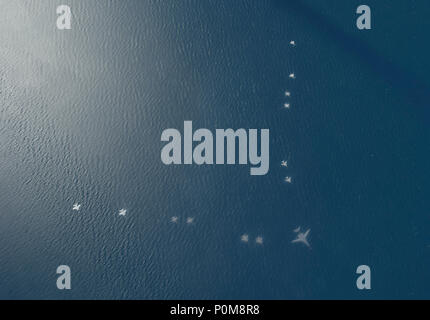 Us-amerikanische, spanische und polnische militärische Flugzeuge fliegen in einer Formation mit hoher Geschwindigkeit über die Ostsee während der Übung BALTOPS Baltic Operations (2018), 5. Juni 2018. BALTOPS erhöht die Flexibilität und Interoperabilität zwischen Alliierten und Partner Nationen kombiniert Funktionen zu stärken sowie Demonstrieren internationale Lösung zur Gewährleistung der Stabilität in und gegebenenfalls verteidigen, der Ostseeregion. (U.S. Air Force Foto von 1 Lt. Nathanael Callon) Stockfoto