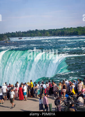 Touristen ansehen Horseshoe Falls von einem Aussichtspunkt an der kanadischen Seite. Niagara Falls, Ontario, Kanada. Schuss aus einer Höhe berücksichtigt. Stockfoto