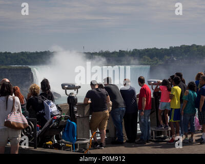 Touristen ansehen Horseshoe Falls von einem Aussichtspunkt an der kanadischen Seite. Niagara Falls, Ontario, Kanada Stockfoto