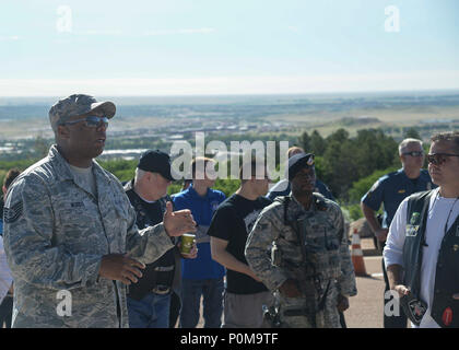 CHEYENNE MOUNTAIN AIR FORCE STATION, Colo.-Tech. Sgt. Wade H. Woods II, 21 Space Wing Non-Commissioned Officer zuständig für Arbeitssicherheit, gibt einem Sicherheit kurz vor dem gefallenen Offiziere Memorial Motorrad fahren, 1. Juni 2018 Cheyenne Mountain Air Force Station, Colorado. Die Fahrt begann im Jahr 2014 mit nur 12 Fahrer. Vier Jahre und fünf Jahre später reitet, 137 Fahrer teilgenommen zu Ehre gefallenen militärische und zivile Polizisten. (U.S. Air Force Foto: Staff Sgt. Emily Kenney) Stockfoto