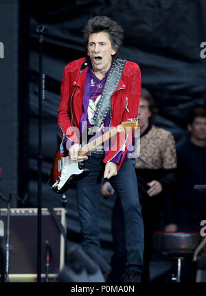 Ronnie Wood von den Rolling Stones während ihrer Gig im Murrayfield Stadium in Edinburgh, Schottland. Stockfoto