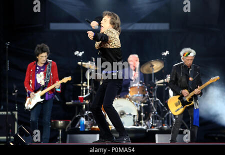 (Von links) Ronnie Wood, Mick Jagger, Charlie Watts und Keith Richards von den Rolling Stones während ihrer Gig im Murrayfield Stadium in Edinburgh, Schottland. Stockfoto