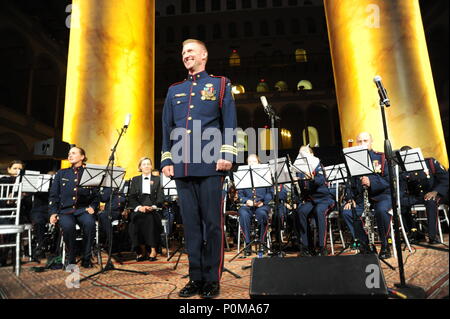 Coast Guard Lt.Cmdr. Adam R. Williamson, Direktor der Coast Guard Band, schließt die Leistung an der 14. ordentlichen Hauptversammlung der Küstenwache Stiftung zollt die Band zu der United States Coast Guard in der Hauptstadt unserer Nation, im National Building Museum, Washington, D.C., 5. Juni 2018. Coast Guard Foto von Petty Officer 2. Klasse Lisa Ferdinando Stockfoto