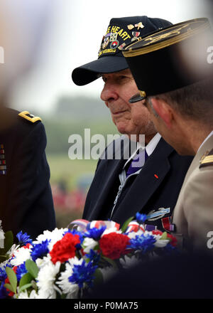 SAINTE-MARIE-du-Mont, Frankreich (Juni 6, 2018) D-Day Veteran John Roman bereitet einen Kranz des Gedenkens während der Utah Beach Federal Denkmal Zeremonie zu legen. In dieses Jahr fällt der 74. Jahrestag der Operation Overlord, der alliierten Invasion in der Normandie am 6. Juni 1944 - Die meisten allgemein als D-Day bekannt. Eine epische Multinationale amphibischen und Betrieb, D-Day Partnerschaften und verstärkten transatlantischen Bindungen, die heute stark bleiben. Insgesamt US-Mitglieder aus 20 Einheiten in Europa und den USA nahmen an Veranstaltungen und Zeremonien, Mai 30 - Juni 7, 2018, in fast 40 Standorten througho Stockfoto