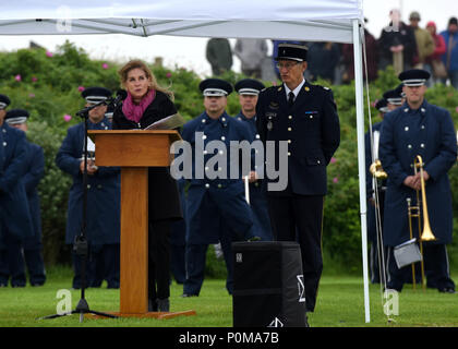 SAINTE-MARIE-du-Mont, Frankreich (Juni 6, 2018) US-Botschafter in Frankreich Jamie McCourt spricht während der Utah Beach Federal Denkmal Zeremonie. In dieses Jahr fällt der 74. Jahrestag der Operation Overlord, der alliierten Invasion in der Normandie am 6. Juni 1944 - Die meisten allgemein als D-Day bekannt. Eine epische Multinationale amphibischen und Betrieb, D-Day Partnerschaften und verstärkten transatlantischen Bindungen, die heute stark bleiben. Insgesamt US-Mitglieder aus 20 Einheiten in Europa und den USA nahmen an Veranstaltungen und Zeremonien, Mai 30 - Juni 7, 2018, in fast 40 Standorten in der Normandie re Stockfoto