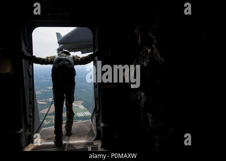 Us Air Force Tech Sgt. Robert Vanderzel, Lademeister, 16 Airlift Squadron, Joint Base Charleston in South Carolina sorgt es für britische Armee Fallschirmjäger in den dritten Bataillon, Parachute Regiment, C Unternehmen aus Colchester, England zugeordnet ist sicher, aus einer C-17 Globemaster III., Papst Army Air Field, N.C., Juni 5, 2018, zu springen, während der Übung die schnelle Reaktion 18 (SR 18). SR18 ist eines der führenden militärischen Krisenreaktion Schulungen für multinationale zerstreuten Kräfte in der Welt, die die Fähigkeit des America's Global Response Force Hand in Hand arbeiten mit gemeinsamen und insgesamt Kraft demonstriert Stockfoto