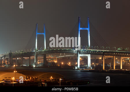 Nachtansicht der Yokohama Bay Bridge in Kanagawa, Japan. Stockfoto