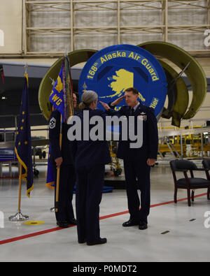 Brig. Allgemeine Karen Mansfield, Alaska Air National Guard Commander, und Oberstleutnant Bryan White, Salute während der Annahme des Befehls Trauung im Innern die 168 Gruppe Wartungshalle, Eielson Air Force Base, Alaska, 7. Juni 2018. Weiß das Kommando ueber die 168 Flügel sich nach mehr als drei Jahren als Kommandeur der 168 Gruppe Betrieb. Stockfoto