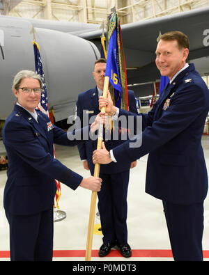 Brig. Allgemeine Karen Mansfield, Alaska Air National Guard Commander, Hände die 168 Flügel guidon zu Oberst Bryan White, während der Annahme des Befehls Trauung im Innern die 168 Gruppe Wartungshalle, Eielson Air Force Base, Alaska, 7. Juni 2018. Weiß das Kommando ueber die 168 Flügel sich nach mehr als drei Jahren als Kommandeur der 168 Gruppe Betrieb. Stockfoto