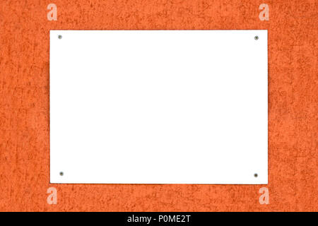 Weiße leere öffentliche Bekanntmachung, Beton orange Wand, Message Board befestigt Stockfoto