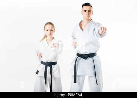 Karate Kämpfer in Pose auf Weiß isoliert Stockfoto