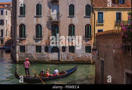 Venedig, Italien, 26. MAI 2018: Long Shot der touristischen Familie in der Gondel auf Backstreet Kanal in Venedig, Italien Stockfoto