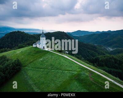 Luftaufnahme über einsame Kapelle St. Primus und Felician, Jamnik, Slowenien Stockfoto