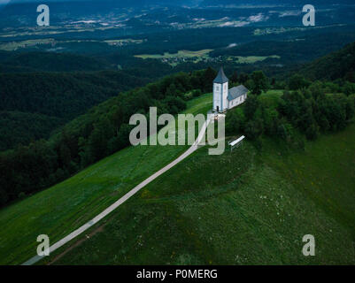 Antenne Drone, Kapelle St. Primus und Felician, Jamnik, Slowenien Stockfoto