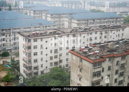 Yangzhou, Jiangsu, China. Solare Wasser-heizungen auf Dächern von Apartment Gebäuden. Die Luftverschmutzung. Stockfoto