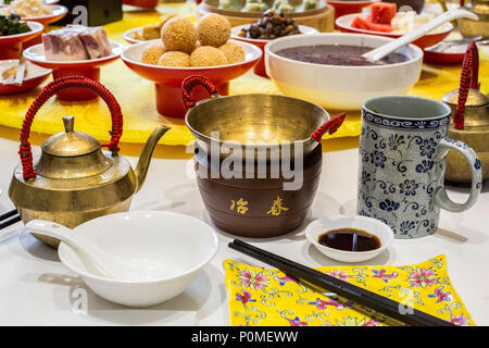 Yangzhou, Jiangsu, China. Ihr Chun Tee Haus. Legen Sie die Einstellung für das Frühstück: Tee, Tee-Schale, Soup Bowl, Futternapf, Essstäbchen. Stockfoto