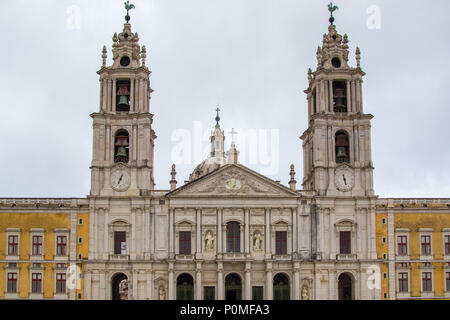 Mafra Portugal. 02. Juni 2018. Die nationalen Palast von Mafra in Mafra Dorf in der Nähe von Lissabon, Portugal. Stockfoto