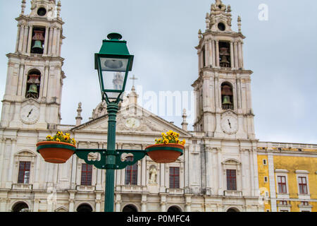 Mafra Portugal. 02. Juni 2018. Die nationalen Palast von Mafra in Mafra Dorf in der Nähe von Lissabon, Portugal. Stockfoto