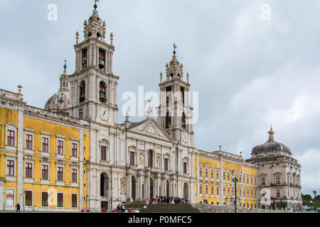 Mafra Portugal. 02. Juni 2018. Die nationalen Palast von Mafra in Mafra Dorf in der Nähe von Lissabon, Portugal. Stockfoto