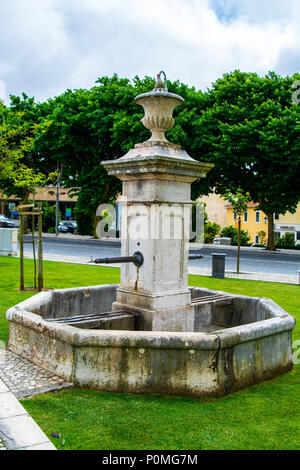 Mafra Portugal. 02. Juni 2018. alte öffentliche Brunnen in Mafra Dorf in der Nähe von Lissabon, Portugal. Stockfoto