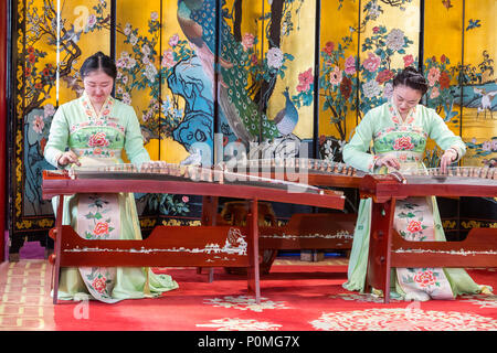 Yangzhou, Jiangsu, China. Junge Frauen spielen auf der Guzheng, schlanke West Lake Park. Stockfoto