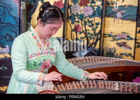 Yangzhou, Jiangsu, China. Junge Frau spielen auf der Guzheng, schlanke West Lake Park. Stockfoto