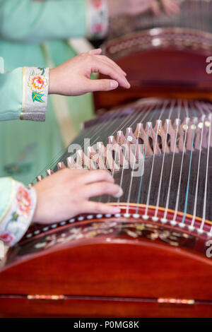 Yangzhou, Jiangsu, China. Junge Frau spielen auf der Guzheng, schlanke West Lake Park. Stockfoto