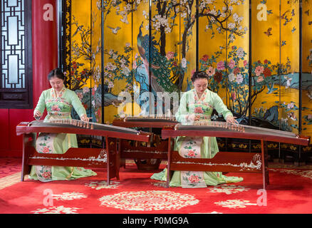 Yangzhou, Jiangsu, China. Schlanke West Lake Park. Junge Frauen spielen auf der Guzheng, schlanke West Lake Park. Stockfoto