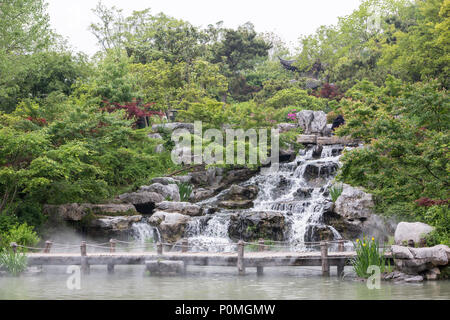 Yangzhou, Jiangsu, China. Wasserfall, schlanke West Lake Park. Stockfoto