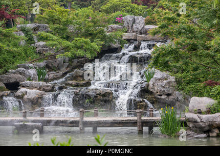 Yangzhou, Jiangsu, China. Wasserfall, schlanke West Lake Park. Stockfoto