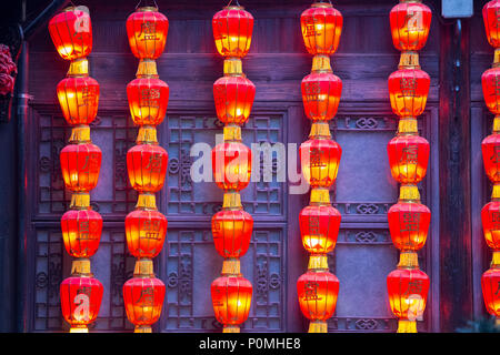 Yangzhou, Jiangsu, China. Traditionelle Rote Laternen Verzieren des 19. Jahrhunderts Salz Merchant House von Lu Shaoxu. Stockfoto