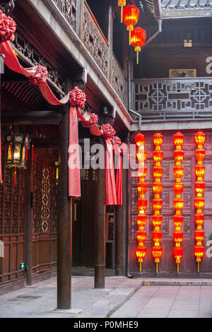 Yangzhou, Jiangsu, China. Traditionelle Rote Laternen verzieren Innenhof aus dem 19. Jahrhundert Salz Merchant House von Lu Shaoxu. Stockfoto
