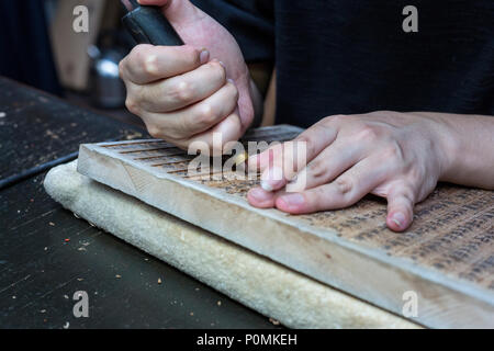 Yangzhou, Jiangsu, China. China Block Printing Museum. Kalligraph Schnitzen chinesische Zeichen in Holz blockieren. Stockfoto