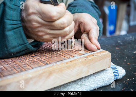 Yangzhou, Jiangsu, China. China Block Printing Museum. Kalligraph Schnitzen chinesische Zeichen in Holz blockieren. Stockfoto