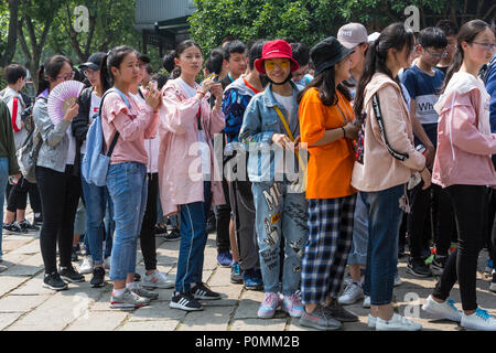 Yangzhou, Jiangsu, China. Junge Chinesen in Zeile Ho Familie Haus und Garten zu geben. Stockfoto