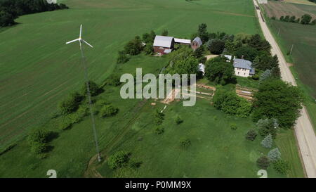 Antenne drone Ansicht von 10 kW Bergey Windkraftanlage zur Stromerzeugung für Hof, Haus, Sommer, am Inn Serendipity Bed and Breakfast, Browntown, WI, USA Stockfoto