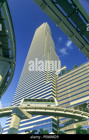 1995 historische METROMOVER BEFÖRDERUNG SCHWEBEBAHN KNIGHT CENTER Miami Florida USA Stockfoto